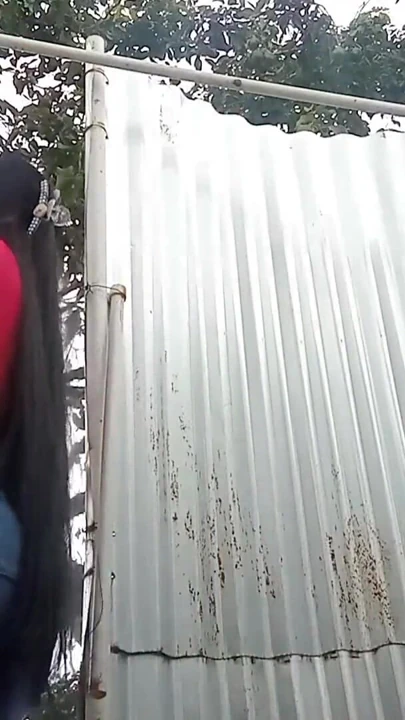 Kamera plaj soyunma odasındaki kadını kaydedıyor | Klip 2
