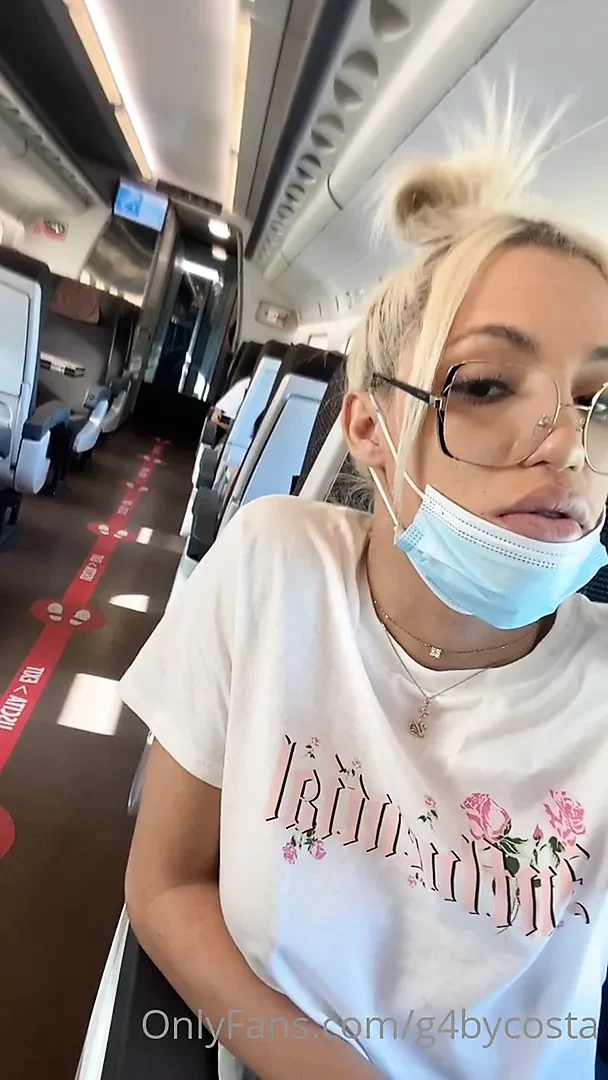 Sofia rabello okşayarak ona dev horoz