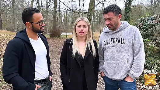 Georgia, seksi sarışın, iki yarakla sikiliyor