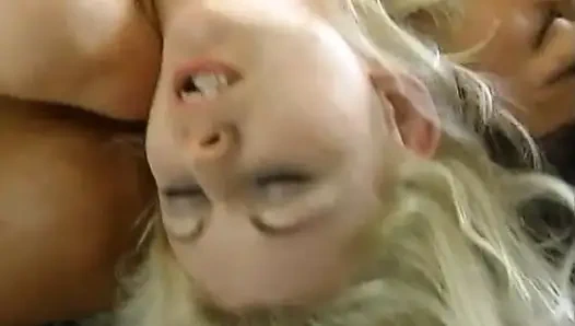 Büyük Göğüslü Sarışın Genç Kıçından Becerdin Alır