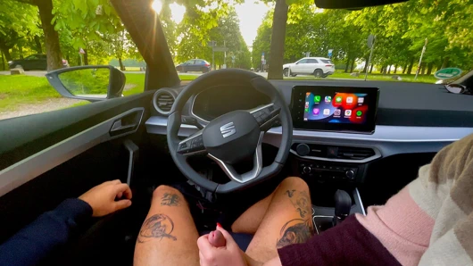 Sarışın hatun sokağın yanındaki çok sık kullanılan bir park yerinde mastürbasyon yapıyor - gerçekten riskli