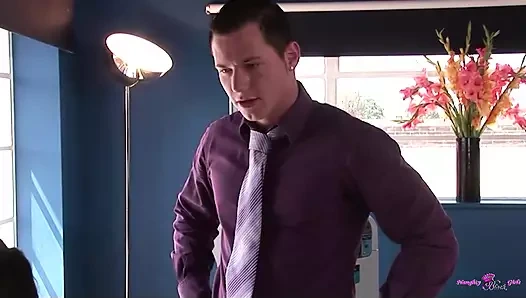 Büyük memeli zenci sekreter yarak disipline ediyor