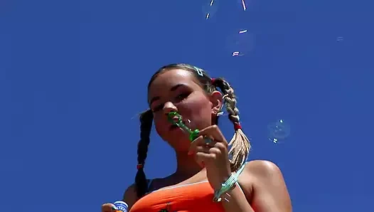 Bir güzel Alman kız gets çift nüfuz tarafından iki sert musluklar