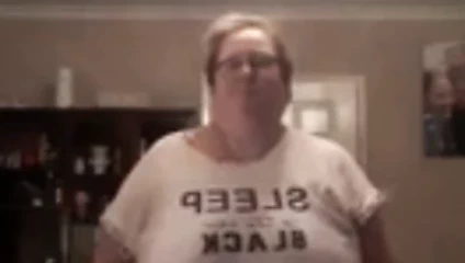 Büyükanne oturma odasında gösteriş yapıyor