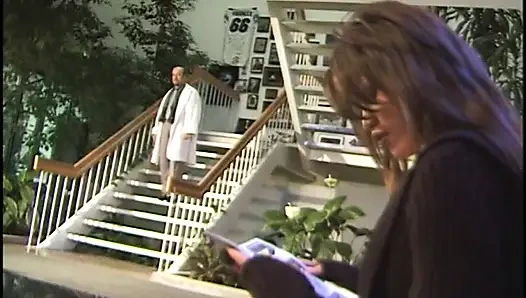 İki şanslı adam sarışın ve esmer birbirlerinin amlarını yalıyor