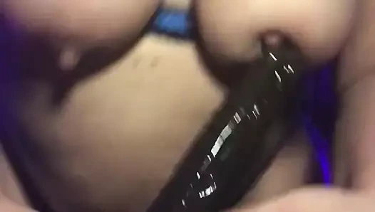 İri güzel kadın Andrew'in büyük zenci yarağı için mastürbasyon yapıyor