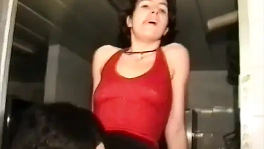 Bir aşçı mutfakta müşterileri tarafından kesiliyor.