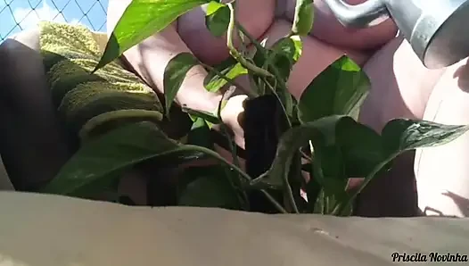 Üvey anne üvey oğlunun bahçe eğitimi veren arkadaşı için video çekiyor - bölüm 02