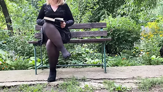 Düzgün vücutlu kayınvalide parkta kitap okurken damadını sıvazlıyor