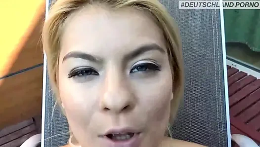 Güzel büyük memeli bebek amcık domalma pozisyonunda sikişiyor... Amına boşalma