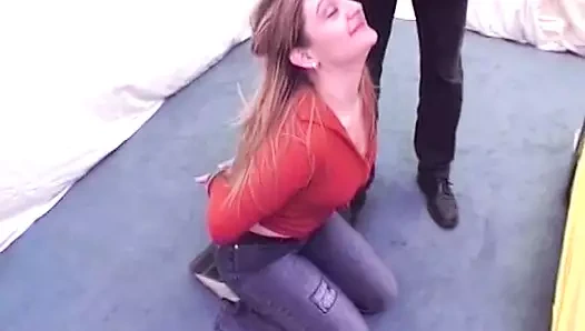 Bağlı Alman sürtük maskeli tarafından sert sikiliyor