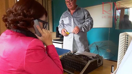 Ofis hakimiyeti - o telefondayken patron sekreteri sikikleri. oral seks üzerinde ofis cam 2