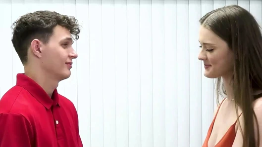 Masum sıska üvey kız kardeş terapist ofisinde üvey kardeşi tarafından sikiliyor