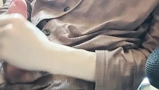 Pijamalı genç bir kameranın önünde boşalıyor