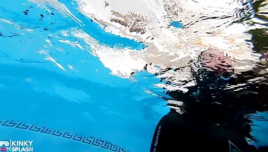 Wetsuit esaret denizkızı kaygan havuzda yüzgeçler, ip ve derin dalış