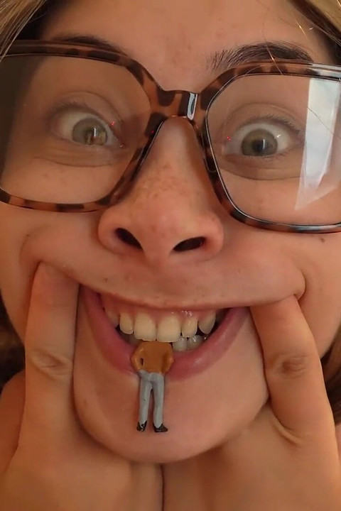 Dev kadın üvey kız kardeş yüz fetişi yaparken küçük üvey erkek kardeşi için grimaces ahegao yüzleri ve aptal ifadeler yapıyor