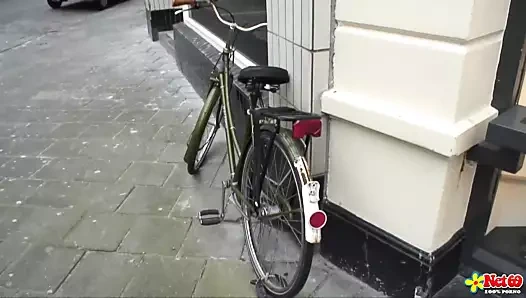 Yabancı sikikleri bir sıcak Hollandalı esmer hizmetçi o seviyor anal