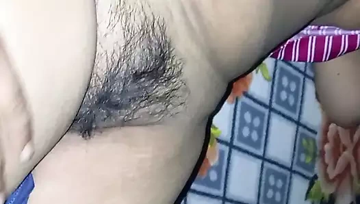 Güzel yenge ile ilk kez anal seks yaptı.