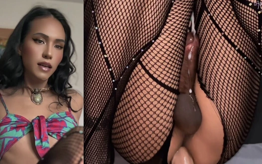 Sıkı götlü dildo sikişi ve eller serbest boşalma