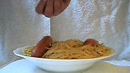 Bana çiş içinde makarna ve sosis mastürbasyon