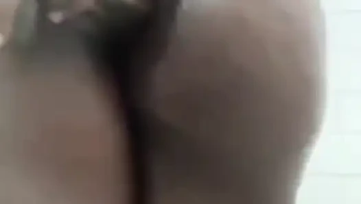 Duşta tek başına yoğun anal mastürbasyon