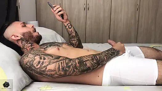 Üvey erkek kardeşimi mastürbasyon yaparken keşfediyorum - İspanyolca porno