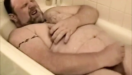 Ayı küvette atıyor