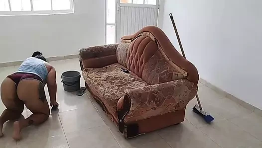 Ateşli tombul kız evi temizlerken mobilyayla mastürbasyon yapıyor