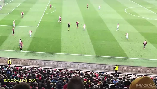 Holigan üvey kız kardeşim ve ben futbol ayaklanmalarına gidiyoruz!