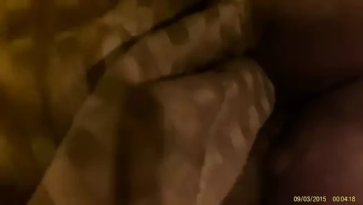 Onun kavunları ile oynamak