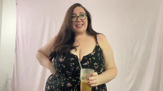 İri göğüslü iri güzel kadın orta yaşlı seksi kadın kahve dükkanı fantezisi