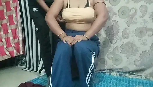 Когда сводный брат увидел, как сестра показывает сексуальное видео в одиночестве, сводный брат трахнул сестру