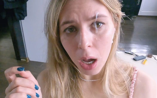 Yüzüne boşal!!! Sperm teşhirden sarkıyor