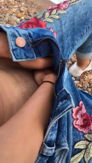 İngiltere'de çakıl taşlı plajda sürtünme