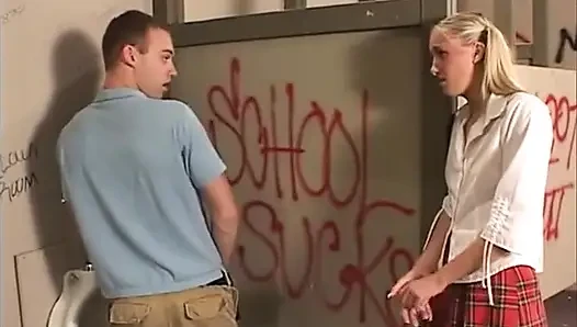 Ateşli kaltak götten büyük bir yarak almayı seviyor