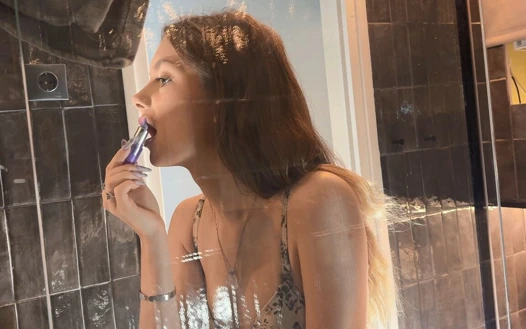 Ponpon kız sınıfından sonra sevimli ateşli esmer hatun amını ve götünü göstermek için modifiye kısa etekle banyoya geliyor