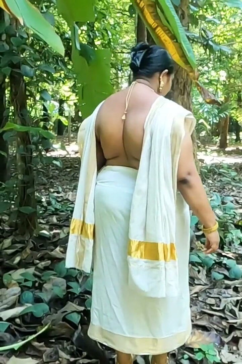 Kerala tarzı geleneksel set mundu, kız açık havada soyunuyor ve seksi çıplak vücudunu sergiliyor.