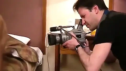 Bir otel odasında sahne oynuyorlar