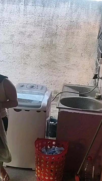 Karım gitti ve hizmetçi ereksiyon olan yarağıma karşı koyamadı | Klip 3