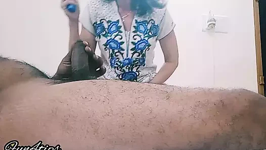 Ateşli kız bir iyilik istemek için evime geliyor becermeye hazır.