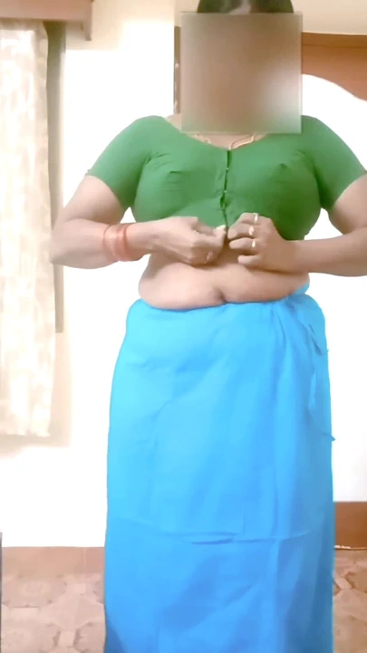 Hintli hintli tamil iri güzel evli kadın çıplak büyük memeli götü kıllı amcık sari giyiyor! Renuraj