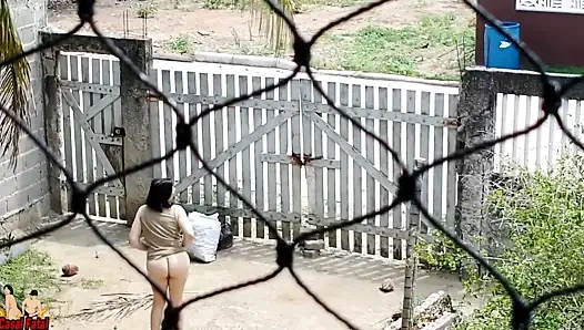 Külotsuz sokakta yürüyor.