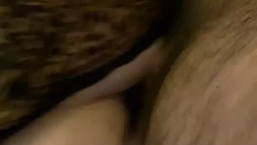 Karısı dizlerinin üzerinde