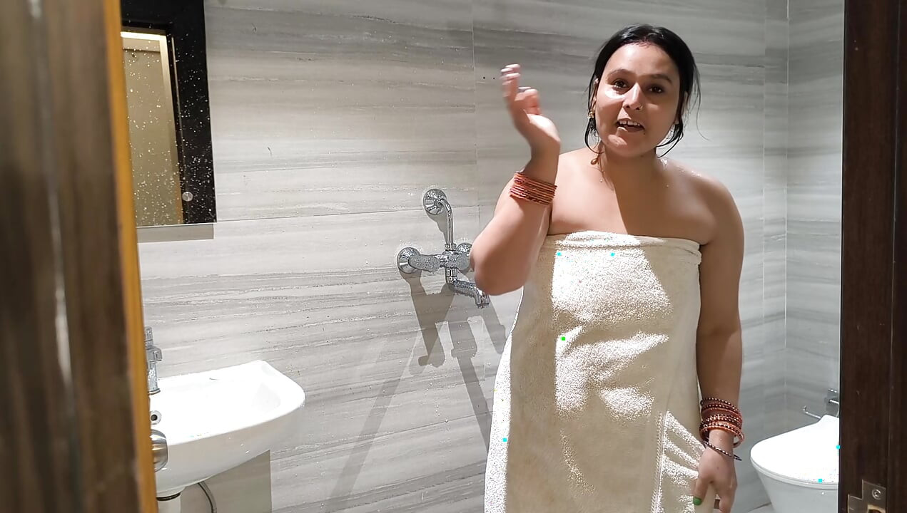 Hintli orta yaşlı seksi kadın üvey oğluyla büyük yarak emiyor pembe amcığı domaltarak derinden gırtlağına kadar alıyor