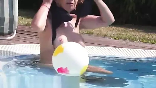 Deepthroating büyükanne birçok pozda dövülerek