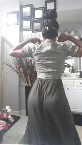 Güneş elbisesi içinde göt sallıyor