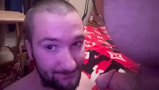 Dede köle oğlanı besliyor