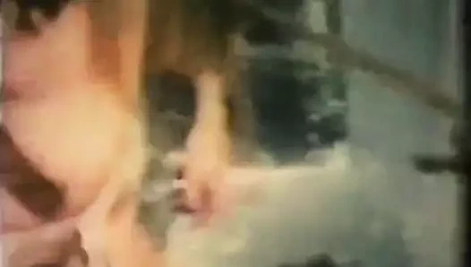 Şaşırtıcı hizmetçi (1970'lerin vintage) büyük bir horoz yutma