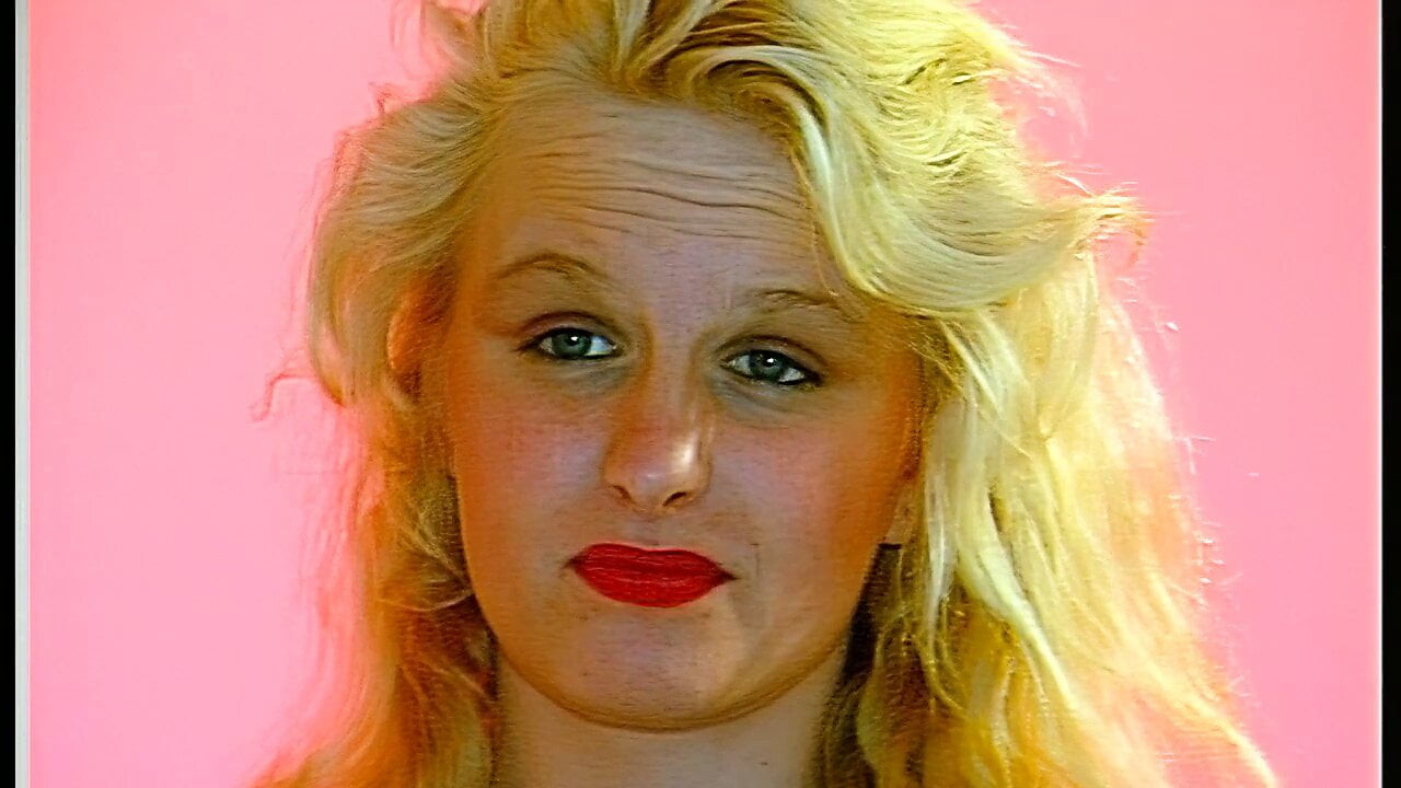 Blonde SAu vor der Kamera