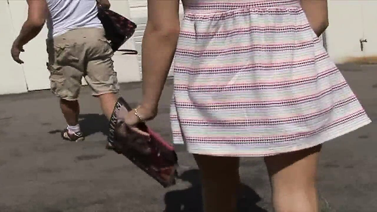 Sürtük esmer genç julisa delor yarak emiyor ve sikişiyor